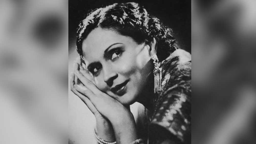 তখন ফিল্মে মহিলাদের কোনও জায়গা ছিল না। মহিলাদের চরিত্রেও কোনও পুরুষই অভিনয় করতেন সাধারণত। এমন সময়েই অসম্ভব সাহসী দুর্গা ইন্ডাস্ট্রিতে আসেন এবং নায়িকা হিসাবে নিজেকে প্রতিষ্ঠিত করে তোলেন। ভারতীয় ফিল্ম ইন্ডাস্ট্রিতে আজ নায়িকাদের যে জায়গা এবং গুরুত্ব দেওয়া হয়, তার সূচনা করে গিয়েছিলেন তিনিই।