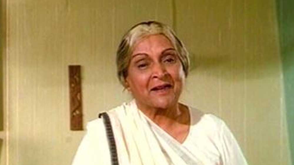 তাঁর প্রকৃত নাম ভিটা ল্যাড। পরিবার গোয়ার বাসিন্দা। সেখান থেকে পরে মুম্বইয়ে চলে এসেছিল তাঁর পরিবার। ১৯০৫ সালে মু্ম্বইয়েই জন্ম তাঁর। যৌথ পরিবারে বেড়ে ওঠা দুর্গা উচ্চ শিক্ষিত এবং প্রতিষ্ঠিত পরিবারের মেয়ে হওয়ায় পড়াশোনা সম্পূর্ণ করতে পেরেছিলেন।