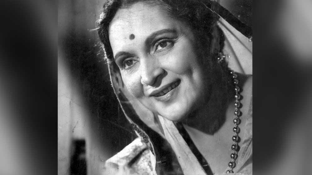 কিন্তু খুব অল্প দিনের মধ্যেই স্বামীর মৃত্যু হয়। তিনি তখন সবে ২৬ বছরে পা দিয়েছেন। মাথার উপর ছিল তাঁদের দুই সন্তানকে বড় করার চাপ।