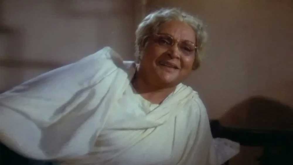 দুর্গার স্বামীও বড় পরিবারের ছেলে ছিলেন। কিন্তু দুর্গা শ্বশুর বাড়ির উপর নির্ভরশীল হতে চাননি। নিজের দক্ষতায় চাকরির সন্ধান করতে শুরু করলেন।