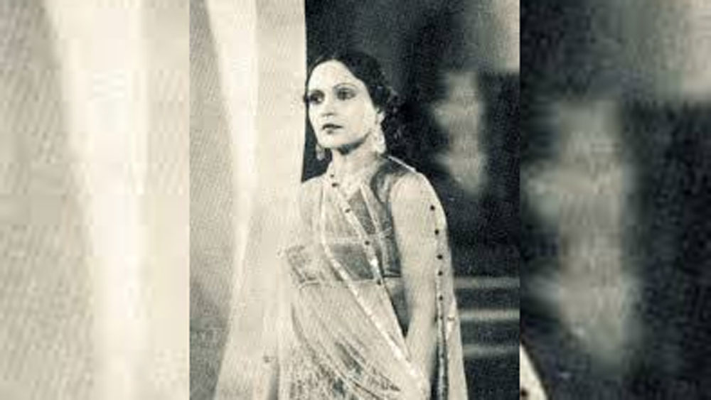 ঠিক সে সময়ই এক বোন তাঁকে ফিল্মের কথা বলেন। প্রযোজক জেবিএইচ ওয়াদিয়ার বন্ধু ছিলেন তাঁর বোন। ওই প্রযোজক তখন ‘ফরেবি জাল’ নামে এক নির্বাক ফিল্ম করার কথা ভাবছিলেন। বোন সেই ফিল্মেই তাঁকে নায়িকা হওয়ার প্রস্তাব দেন। প্রযোজক বন্ধুর সঙ্গে পরিচয়ও করিয়ে দেন।