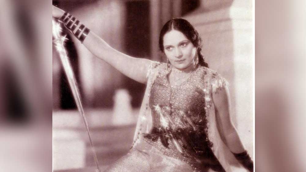 তখন কোনও বড় ঘরের মেয়েরা ফিল্মে আসার কথা ভাবতেই পারতেন না। এই পেশাক খারাপ চোখে দেখতেন সকলে। সে সমস্ত তোয়াক্কা না করে অভিনয় শুরু করে দিলেন দুর্গা।