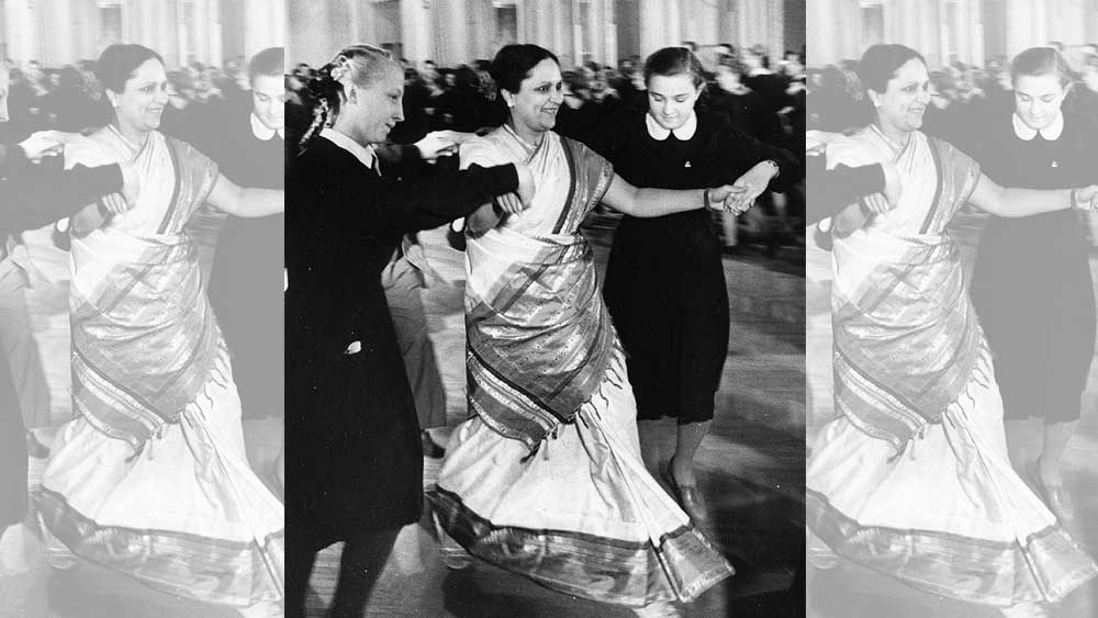 কিন্তু দুর্গাও পিছু হঠার পাত্রী ছিলেন না। সমালোচনা বা বিতর্ক গায়ে মাখেননি একেবারেই। বরং নিজের শ্রম দিয়ে এই ইন্ডাস্ট্রিতে প্রতিষ্ঠিত হওয়ার জেদ চেপে যায় তাঁর। একই সঙ্গে দুর্গা চেয়েছিলেন মেয়েদের নিয়ে সমাজের এই ছুৎমার্গও ভেঙে ফেলতে।