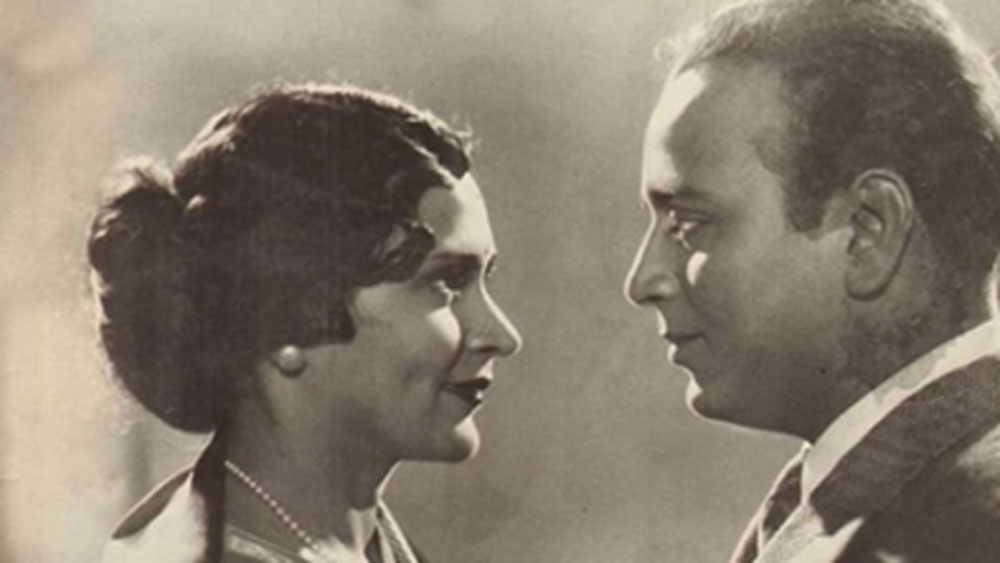 আরও একটি চিরাচরিত প্রথা ভেঙে ভেলেছিলেন তিনি। তখন অভিনেতা-অভিনেত্রীদের মাইনে দেওয়ার চল ছিল। তাঁরা কোনও একটি ফিল্ম সংস্থার সঙ্গে যুক্ত হতেন। সেই সংস্থার হয়ে ফিল্ম করতেন এবং মাসের শেষে নির্দিষ্ট টাকা বেতন পেতেন। অভিনেত্রী দুর্গা প্রথম এই বেতন নীতি ভেঙে বেরিয়ে আসেন।