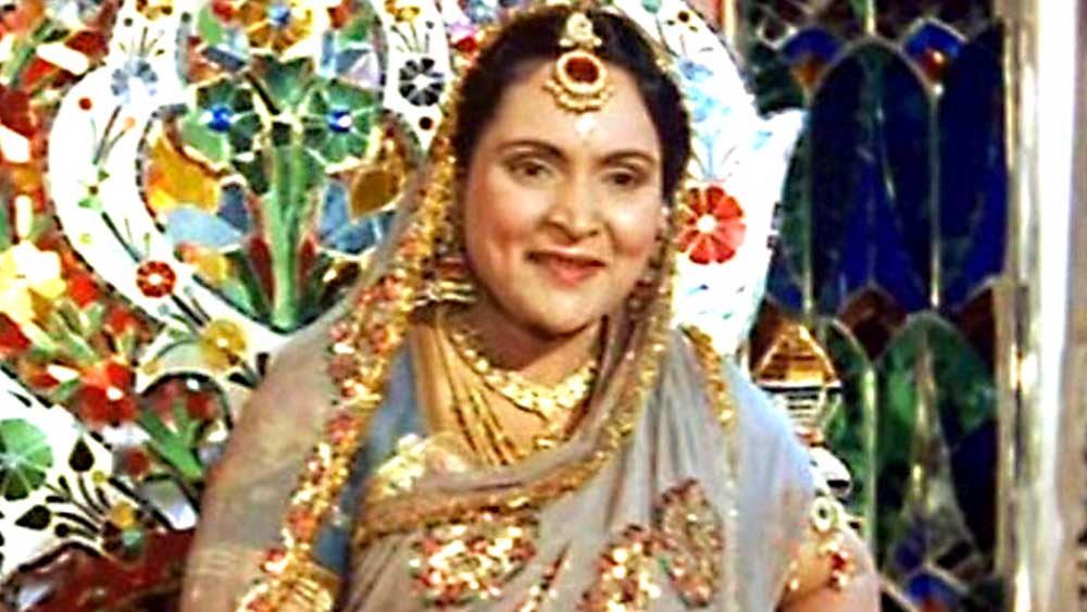 কেরিয়ারের শুরুতে তিনি প্রভাত ফিল্ম কোম্পানির সঙ্গে যুক্ত ছিলেন। পরে তিনি আরও নানা সংস্থার সঙ্গে কাজ শুরু করেন। এই ‘স্টুডিয়ো সিস্টেম’ ভেঙে তিনি প্রথম ফ্রিল্যান্স শিল্পী হয়ে ওঠেন এবং ফিল্ম পিছু পারিশ্রমিক নিজে ঠিক করতে শুরু করেন।