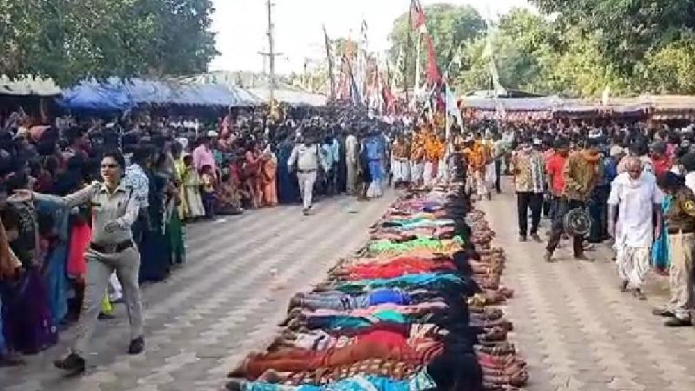 ২১ নভেম্বর। করোনার তোয়াক্কা না করে ছত্তীসগঢ়ের ধমতরী জেলার মড়ই মেলা ভিড়ে ভিড়াক্কার। করোনার সংক্রমণ এড়াতে শারীরিক দূরত্ববিধি বজায় রাখা বা মুখোশ পরার প্রশাসনিক সতর্কবার্তা এড়িয়েই চলছে এই মেলা। সম্প্রতি সেই মেলারই একটি ছবি দেখে হতবাক অনেকেই।