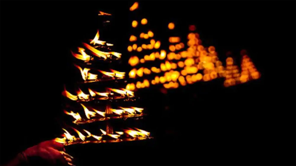 সুপ্রাচীন এই প্রথা নিয়ে প্রশ্ন উঠলেও নিজেদের ঐতিহ্য ধরে রাখার কথাই বলেছেন ধ্রুব। তিনি বলেন, ‘‘অনেকের বিশ্বাস, গত ৫০০ বছর ধরে এই মেলা বসছে। আমরা সেই ঐতিহ্যকেই এগিয়ে নিয়ে যাচ্ছি। মানুষজন নিজের বিশ্বাসেই এখানে জমায়েত হচ্ছেন।’’