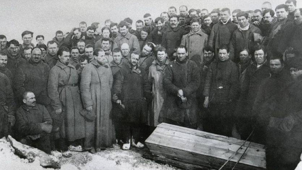 স্তালিন জমানায় সাবেক সোভিয়েত ইউনিয়নে এই হাইওয়ে নির্মিত হয়েছিল। জানা যায়, এই রাস্তা তৈরিতে ব্যবহৃত হয়েছিল সেভভোস্তলাগ লেবার ক্যাম্পের বন্দিদের শ্রম।