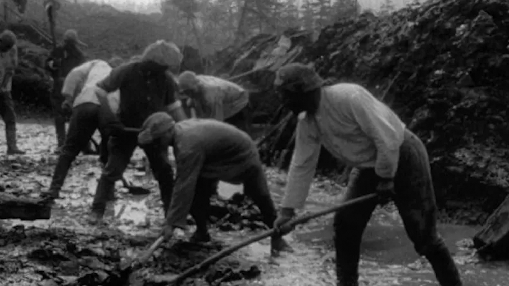 ১৯৩২ সালে এই রাজপথের সম্প্রসারণের কাজ শুরু হয় যা ১৯৫৩ সাল পর্যন্ত তা চলে। আর এতে নিরবচ্ছিন্ন ভাবে ব্যবহৃত হয়েছিল গুলাগ বা বন্দিশিবিরের আবাসিকদের শ্রম।