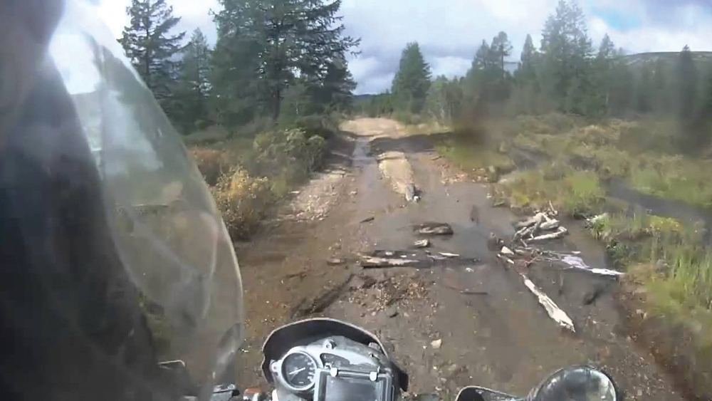 অনুমান করা হয়, এই পথ তৈরি করতে গিয়ে বহু মানুষ মারা পড়েন। তাঁদের হাড়গোড় এই রাস্তার নীচেই চাপা পড়ে যায়।