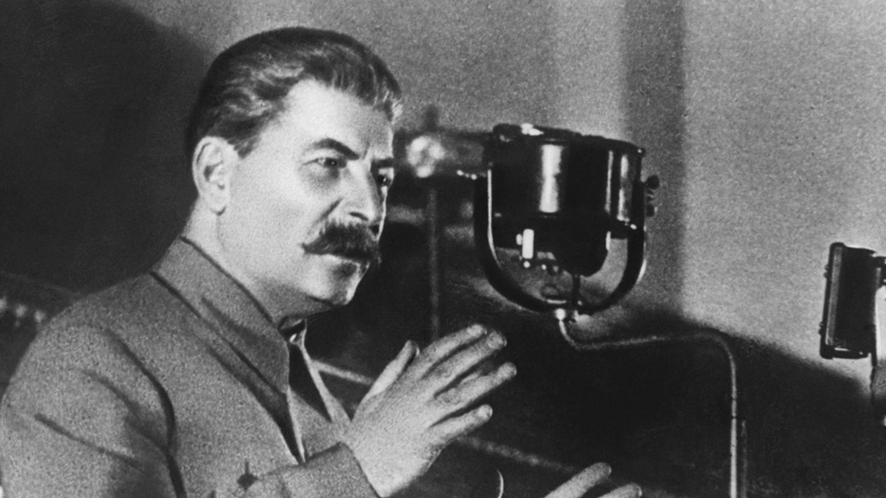 আজও রাশিয়ায় এমন অনেকেই রয়েছেন, যাঁরা স্তালিনকে ‘দেবতা’ বলে মানেন। তাঁদের মতে, যে নির্যাতন সাধারণের উপরে হয়েছে, তার জন্য দায়ী পার্টি ও দলের নেতারা।