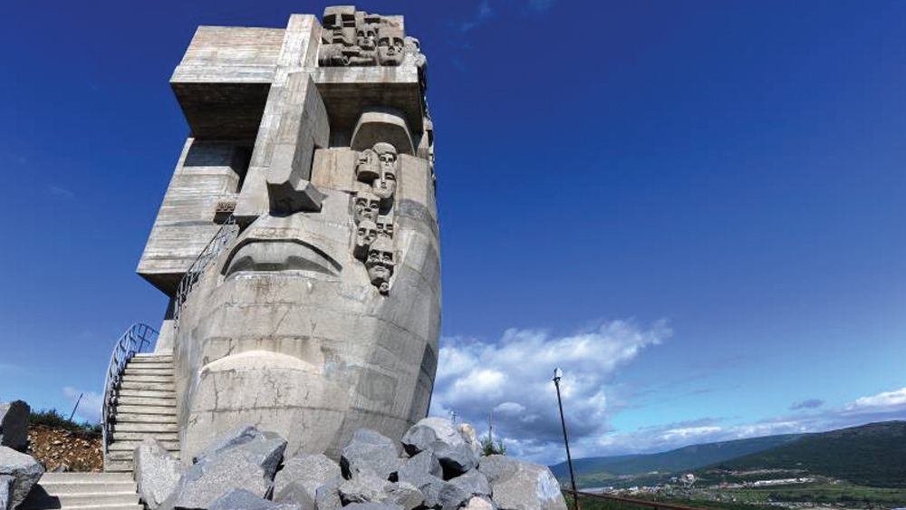 ১৯৯০ সালের দশকে প্রেসিডেন্ট বরিস ইয়েলৎসিনের আমলে ‘রোড অব বোনস’-এর মুখেই তৈরি করা হয় ‘মাস্ক অব সরো’ নামের একটি কংক্রিট ভাস্কর্য। কোলাইমার অন্ধকারাচ্ছন্ন অতীতের স্মারক এই ভাস্কর্য।