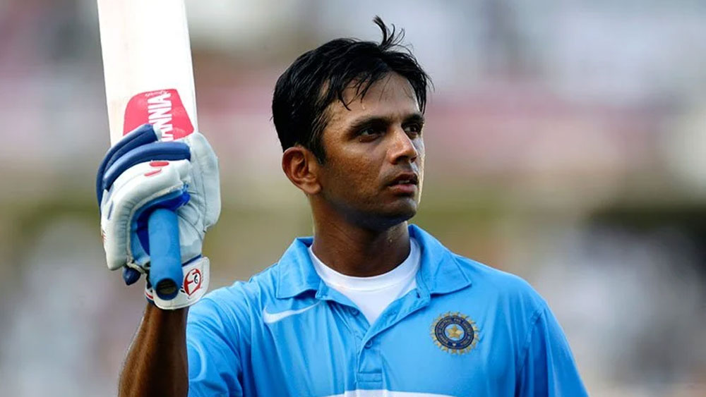 রাহুল দ্রাবিড়: টেস্ট দলে টিম ইন্ডিয়ার ‘মিস্টার ডিপেন্ডেবল’ জায়গা পেয়েছেন কপিলের বাছাই করা সেরা এক দিনের একাদশেও। দ্রাবিড়ের নির্বাচনে অনেকে হতবাক হলেও তাঁর এক দিনের আন্তর্জাতিক রেকর্ড যথেষ্ট সমীহ জাগানোর মতো। ৩৪৪টি ওয়ান ডে-তে ১০ হাজার রানের গণ্ডি পার করা দ্রাবিড়ের ব্যাট থেকে বেরিয়েছে ১২টি সেঞ্চুরি এবং ৮৩টি হাফ সেঞ্চুরি।