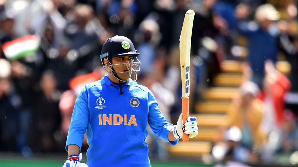 মহেন্দ্র সিংহ ধোনি: কপিলের সেরা একাদশে বিরাট কোহালি থাকলেও ধোনিকেই দলের অধিনায়ক বেছে নিয়েছেন কপিল। ২০১১ সালের আইসিসি ক্রিকেট জয়ী দলের টিম ইন্ডিয়ার অধিনায়কের উপর অগাধ আস্থা দেখিয়েছেন তিনি। ৩৫০টি ওয়ান ডে-তে ১০টি সেঞ্চুরি রয়েছে মাহির। সঙ্গে করেছেন ৭৩টি হাফ সেঞ্চুরি। ওয়ান ডে-তে কেরিয়ারের সর্বোচ্চ অপরাজিত ১৮৩। উইকেটের পিছনেও ‘ক্যাপ্টেন কুল’-এর ত়়ড়িৎ গতির স্টাম্পিংয়েও মুগ্ধ ক্রিকেটবিশ্ব।