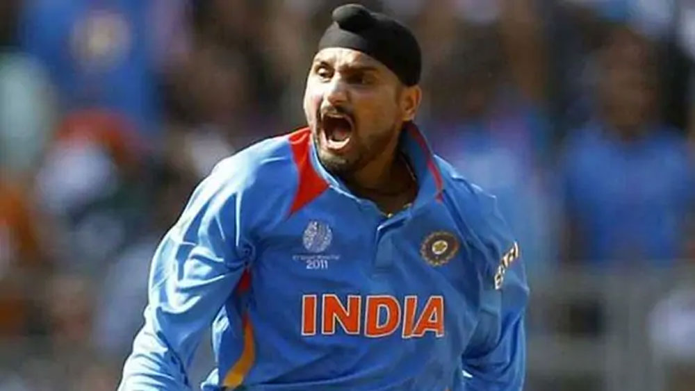 হরভজন সিংহ: স্পিনারদের মধ্যে কপিল বেছে নিয়েছেন ভাজ্জিকে। ২৩৬টি ম্যাচে ২৬৯ উইকেটের মালিক ব্যাট হাতেও মাঝেমধ্যে চমকে দিয়েছেন অনেককেই।