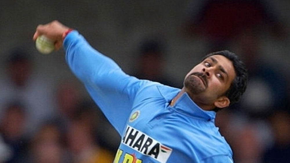 অনিল কুম্বলে: হরভজনের সঙ্গে কপিলের বাছাই একাদশে স্পিন বিভাগ সামলানোর দায়িত্বে রয়েছেন কুম্বলে। এক ইনিংসে ১০ উইকেটের দখল নেওয়া কুম্বলে ওয়ান ডে-তেও একসময় ভারতের অন্যতম ভরসা ছিলেন। ২৭১টি ওয়ান ডে-তে ৩৩৭টি উইকেট নিয়েছেন কুম্বলে। সেরা ১২ রানে ৬ উইকেট।