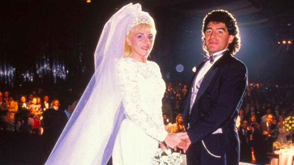 জীবনের সেই ওঠাপড়ায় পাশে থাকা স্ত্রী ক্লদিয়ার সঙ্গে ২০ বছরের দাম্পত্য ভেঙে গিয়েছিল ২০০৪ সালে। বিবাহ বিচ্ছেদের সময় মারাদোনা স্বীকার করেন ইটালির নাগরিক দিয়েগো সিনাগ্রার জন্মদাতাও তিনি!