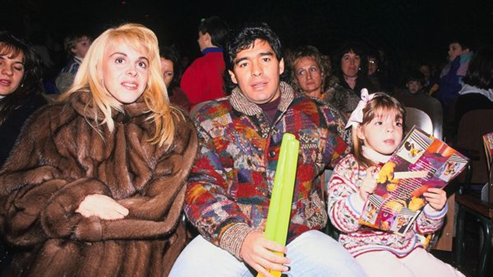 অথচ এই দিয়েগোর জন্ম ১৯৮৬ সালের ২০ সেপ্টেম্বর। তখন মারাদোনা-ক্লদিয়ার দাম্পত্যের বয়স ২ বছর। বড় মেয়ে ডালমার জন্ম হতে দেরি আছে আরও ১ বছর। কিন্তু ইটালীয় দিয়েগোর পিতৃত্ব বরাবর অস্বীকার করে গিয়েছেন তিনি। রাজি হননি ডিএনএ পরীক্ষাতেও।