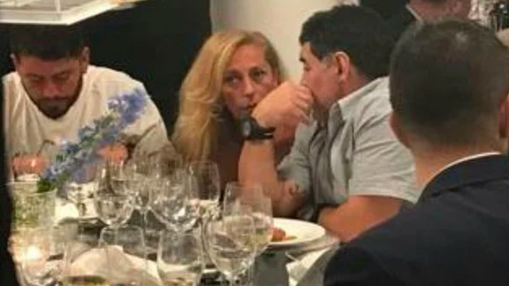 দীর্ঘ দিনের প্রেমিকা এবং পরবর্তীতে স্ত্রী ক্লদিয়ার সঙ্গে বিয়ে ভাঙার সময় মারাদোনা স্বীকার করেন ইটালির ক্লাবে খেলার সময় স্থানীয় তরুণী ক্রিস্টিনা সিনাগ্রার সঙ্গে সম্পর্কের ফসল দিয়েগো সিনাগ্রা। বাবার নাম এবং মায়ের পদবি নিয়ে বড় হওয়া এই তরুণ নিজেও এক জন ফুটবলার। জন্মের ১৯ বছর পরে দিয়েগো সিনাগ্রা তাঁর বাবাকে প্রথম চাক্ষুষ দেখেছিলেন গল্ফের মাঠে।