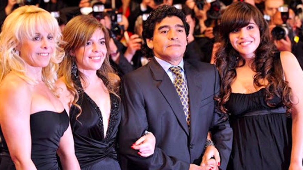 বিচ্ছেদের পরেও প্রাক্তন স্ত্রী ক্লদিয়া, দুই মেয়ে ডালমা এবং জিয়ানিন্নাকে প্রায়ই দেখা গিয়েছে মারাদোনার সঙ্গে। ২০০৯ সালে জিয়ান্নিনার সন্তানই তাঁকে দাদু হওয়ার আনন্দ উপহার দেয়।