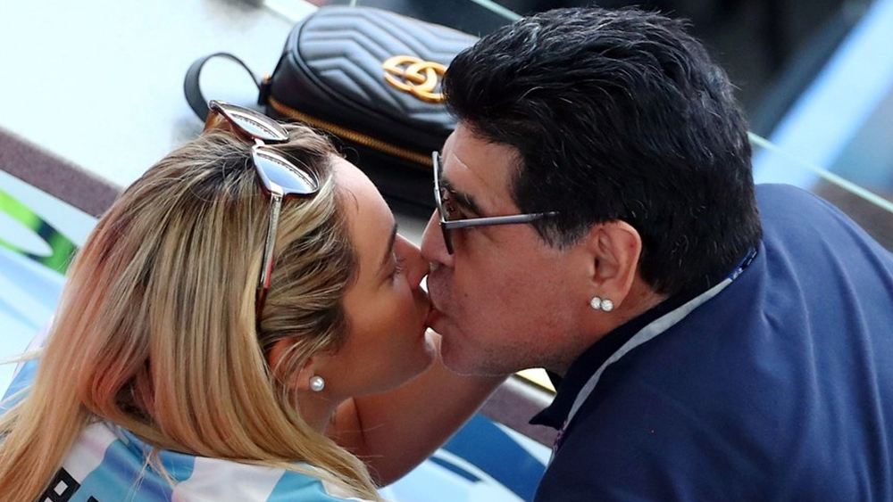 শুধু বিয়ের বাইরে সম্পর্কই নয়। আটের দশকে ইটালিতে থাকাকালীন আরও এক বিতর্ক তাঁর সঙ্গী হয়। শোনা যায়, সে সময়েই তিনি মাদকাসক্ত হয়ে পড়েন। তবে মাদক সেবন নাকি তিনি শুরু করেছিলেন স্পেনে, বার্সেলোনা ক্লাবের হয়ে খেলার সময়। মাদকাসক্তির প্রভাব এড়িয়ে যেতে পারেনি তাঁর কেরিয়ার। ১৯৯১ সালে মাদক সেবনের দায়ে তাঁকে ১৫ মাসের জন্য নির্বাসিত করে নাপোলি। ১৯৯৪ সালে আমেরিকায় ফুটবল বিশ্বকাপের অন্যতম অধ্যায় হয়ে দাঁড়ায় নিষিদ্ধ মাদক সেবনের জন্য ফুটবলের রাজপুত্রের দেশে ফিরে যাওয়া।