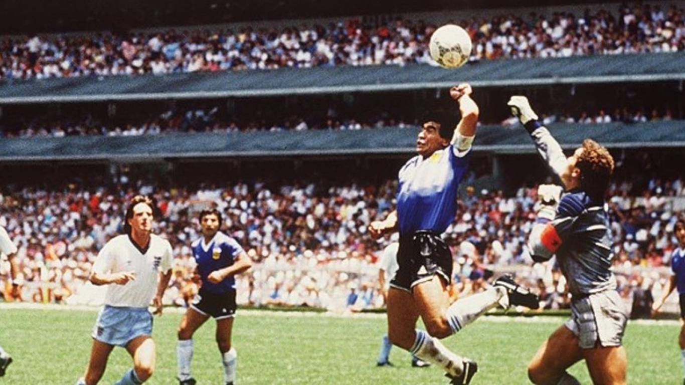 তবে মারাদোনার ১৯৮৬ বিশ্বকাপ অভিযানের কাছে বাকি সব কিছু মলিন। ইংল্যান্ডের বিরুদ্ধে কোয়ার্টার ফাইনালে তাঁর ‘ঈশ্বরের হাত’ দিয়ে করা গোল ছাড়া বিশ্বকাপের ইতিহাস অসম্পূর্ণ।