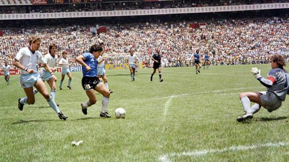 ১৯৮৬ সালের ফুটবল বিশ্বকাপ আর্জেন্টিনায় পৌঁছেছিল মারাদোনার পায়ের জাদুতে। ফাইনালে ৩-২ গোলে চূর্ণ হয়েছিল পশ্চিম জার্মানি। তার শোধ পরের ইটালি বিশ্বকাপে নিয়েছিল জার্মানরা। ফাইনালে ১-০ গোলে তাদের কাছে পরাজিত হয়েছিল মারাদোনার দল।
