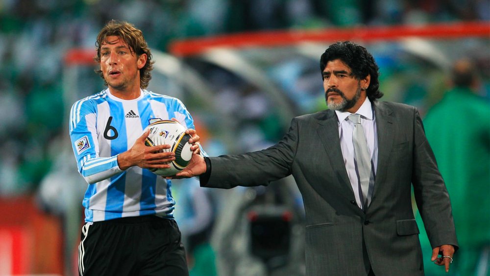 ১৯৯৪ সালে বিশ্বকাপ থেকে নাটকীয় এবং লজ্জাজনক বিদায়ের পর মারাদোনা আবার ফিরেছিলেন এই প্রতিযোগিতায়। ২০১০ সালে তিনি কোচ ছিলেন আর্জেন্টিনার। আরও এক বার তাঁর জাদু দেখার জন্য অপেক্ষায় ছিলেন সারা পৃথিবীর ভক্তরা। কিন্তু এ বারও অপ্রাপ্তিই সঙ্গী হয় তাঁর।