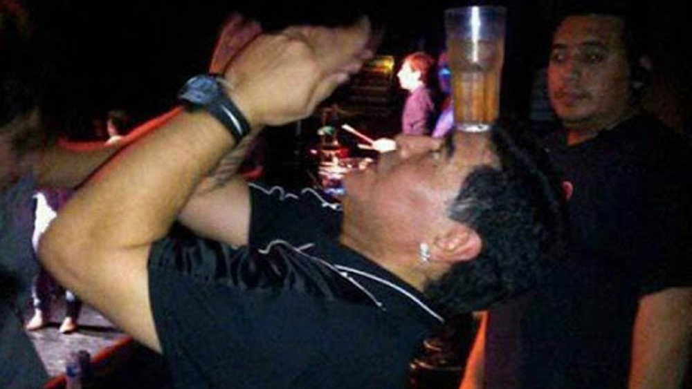 কিন্তু জীবনযাত্রায় কিছুটা নিয়ন্ত্রণ সত্ত্বেও অসুস্থতা তাঁকে ছেড়ে যায়নি। ছেড়ে যায়নি বিতর্কও। দর্শক হিসেবে থেকেও বিশ্বকাপে তিনিই ছিলেন বিতর্কের কেন্দ্রে। ২০১৮ সালে রাশিয়ায় ফুটবল বিশ্বকাপে নাইজেরিয়ার বিরুদ্ধে ২-১ গোলে আর্জেন্টিনার নাটকীয় জয়ে তাঁর অশালীন আচরণ অথবা আইসল্যান্ডের বিরুদ্ধে ম্যাচে সঞ্চালকের প্রতি বর্ণবিদ্বেষমূলক মন্তব্য— সব সময়ই মারাদোনা ছিলেন শিরোনামে।