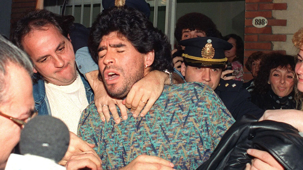 প্রকাশ্যে মেজাজও হারিয়েছেন বার বার। ১৯৯৪ সালে বুয়েনাস আইরেসে নিজের বাড়ির সামনে সাংবাদিকদের উপর গুলি চালিয়েছিলেন তিনি। তাঁর এয়ার রাইফেলের গুলিতে আহত হন ৪ জন। ঘটনার জন্য ২ বছর ১০ মাসের কারাদণ্ড নির্ধারিত হয়েছিল তাঁর জন্য। মারাদোনার অভিযোগ ছিল, সাংবাদিকরা তাঁর ব্যক্তিগত পরিসর বিঘ্নিত করছেন।