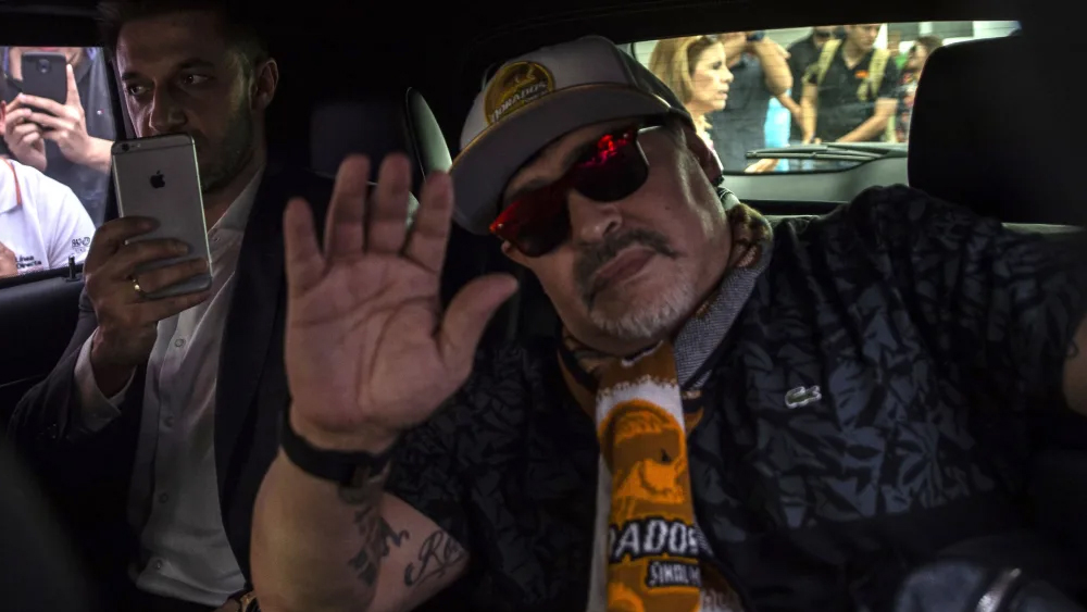 তাঁর বদমেজাজ এবং কটূক্তির শিকার হয়েছেন সাধারণ ভক্ত থেকে লিওনেল মেসি-ও। এক বার খেলায় অসুবিধে হওয়ার জন্য তিনি আঘাত করেছিলেন সমর্থকের হাতে। তাঁর অভিযোগ ছিল, ওই সমর্থক তাঁর পোস্টার তুলে ধরায় খেলার সময় সমস্যা হচ্ছিল।