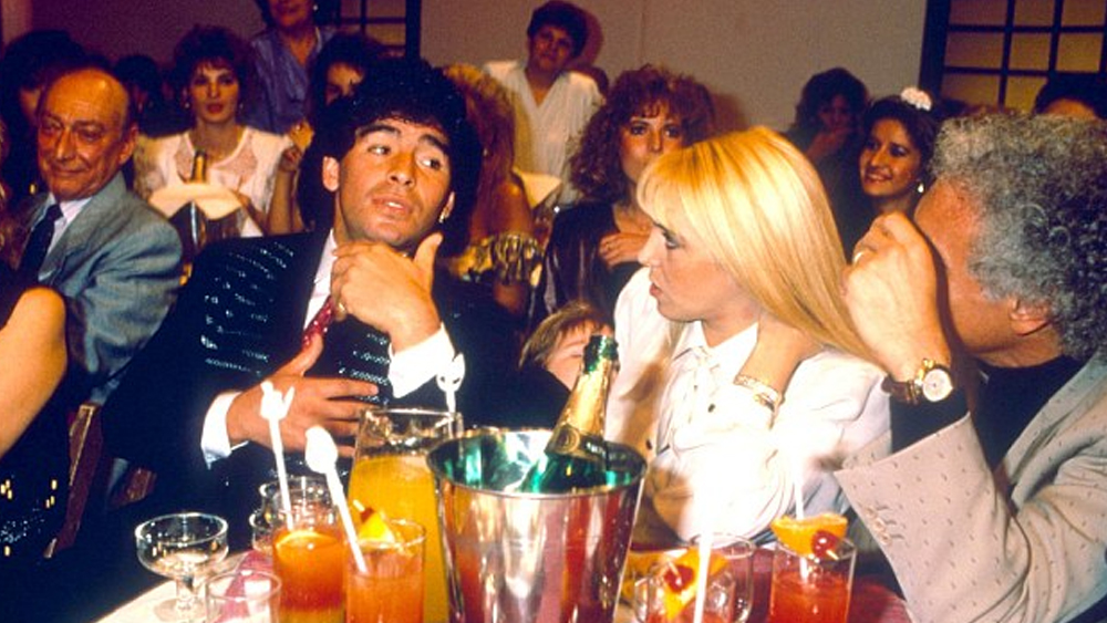 বর্ণময় কেরিয়ারে মুখোমুখি হয়েছেন আর্থিক সমস্যারও। ইটালি সরকারের অভিযোগ, সে দেশে বহু অঙ্কের কর মারাদোনা ফাঁকি দিয়েছেন।