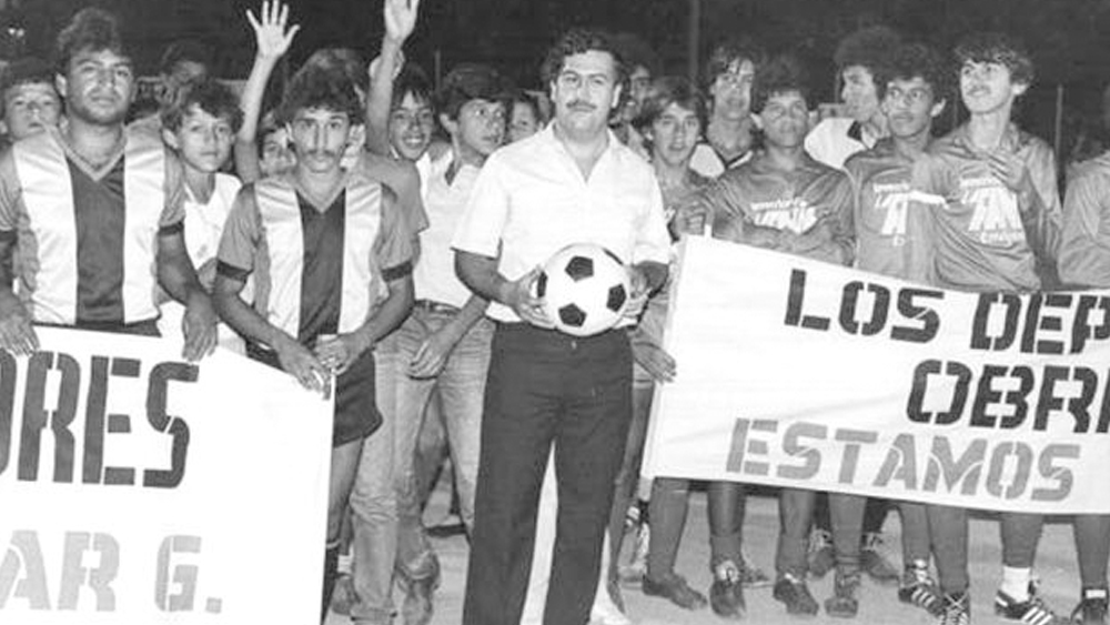 শারীরিক বা আর্থিক কোনও সমস্যাই মারাদোনাকে বিতর্ক থেকে দূরে সরিয়ে রাখতে পারেনি। কলম্বিয়ার কুখ্যাত মাদক মাফিয়া পাবলো এসকোবারের সঙ্গে তিনি পার্টি করেছিলেন জেলের ভিতরেই। হাজির ছিলেন বহু সঙ্গিনীও। মারাদোনার অবশ্য দাবি ছিল, ফুটবলপ্রেমী এসকোবারের অন্য পরিচয় তিনি জানতেন না।