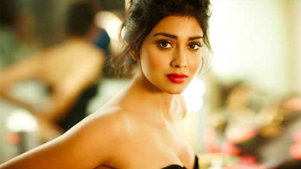 তবে এই সম্পর্ককে অস্বীকার করেন শ্রিয়া। নায়িকা বলেন, শ্রীসন্থ এবং তিনি একটি পণ্যের ব্র্যান্ড অ্যাম্বাসাডার ছিলেন। সেই সূত্রেই আলাপ। একটি পার্টিতে মাত্র ৫ মিনিটের জন্য কথা বলেছিলেন। শ্রিয়ার দাবি, তার থেকে আলাপ বেশি দূর এগোয়নি। তবে শ্রিয়া এ কথাও জানিয়েছিলেন, কেরলের ক্রিকেটারের সঙ্গে কথা বলে তাঁর ভাল লেগেছিল।