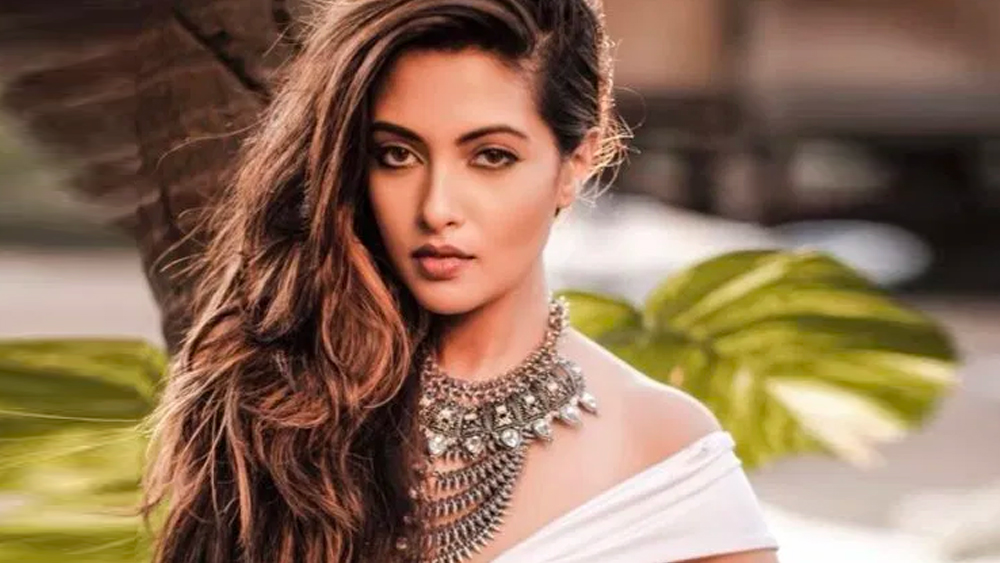 শোনা যায়, রিয়াই সরে এসেছিলেন শ্রীসন্থের কাছ থেকে। পরে টুইট করে তিনি জানান, শ্রীসন্থের সঙ্গে তাঁর কোনও সম্পর্ক নেই। তিনি আইপিএল-এ কেরলের তিনটি ম্যাচ দেখতে গিয়েছিলেন শুধু। কাজের বাইরে কোনও সম্পর্ক নেই শ্রীসন্থের সঙ্গে।