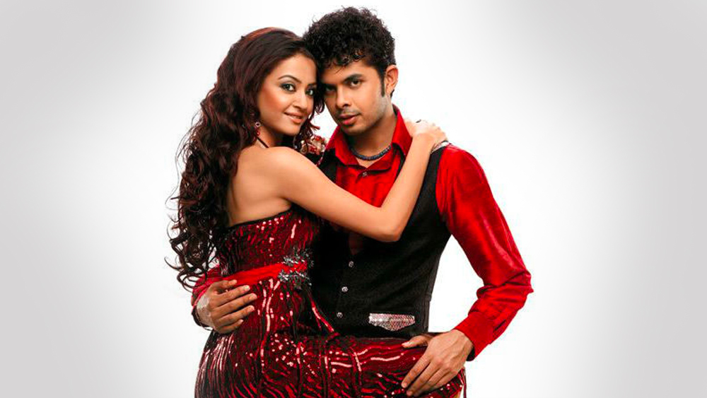 কিন্তু শ্রীসন্থ এক দিকে নিজের দাবি জানিয়েছেন, অন্য দিকে একের পর এক নায়িকা এসে ‘হানা’ দিয়েছেন তাঁর সেলেব-তকমার পাশে। ডান্স রিয়েলিটি শো ‘এক খিলাড়ি এক হাসিনা’-য় অংশ নিয়েছিলেন শ্রীসন্থ। সেখানেই আলাপ সুরভিন চাওলার সঙ্গে।