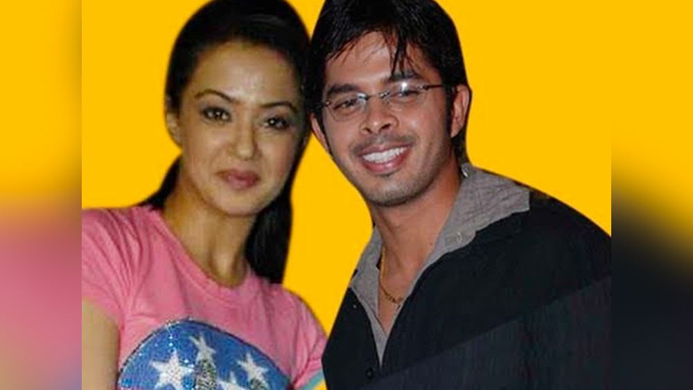 তবে ঘনিষ্ঠ সূত্রের দাবি, এত ফর্মাল ছিল না তাঁদের সম্পর্ক। বরং, কোনও এক শ্যুটিং ইউনিটে নাকি সুরভিনের ফোনালাপ শুনে ফেলেছিলেন বাকিরা। সেখানে তাঁর কথা শুনে বোঝা যাচ্ছিল তিনি সম্পর্ক থেকে সরে যাওয়ার কথা বলছেন। ঘনিষ্ঠ মহলের দাবি, টেলিফোনের ওপারে ছিলেন শ্রীসন্থই।