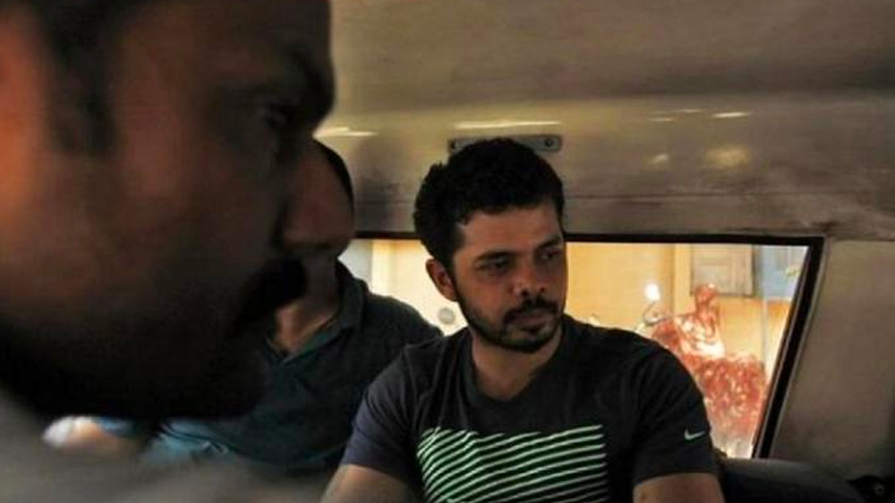 ২০১৩ সালের ১৬ মে দিল্লি পুলিশ মুম্বই থেকে গ্রেফতার করে শ্রীসন্থ-সহ রাজস্থান রয়্যালসের বাকি দুই ক্রিকেটার অজিত চাণ্ডিলা এবং অঙ্কিত চহ্বানকে। তাঁদের বিরুদ্ধে ষষ্ঠ আইপিএলে ম্যাচ গড়াপেটার অভিযোগ ছিল।