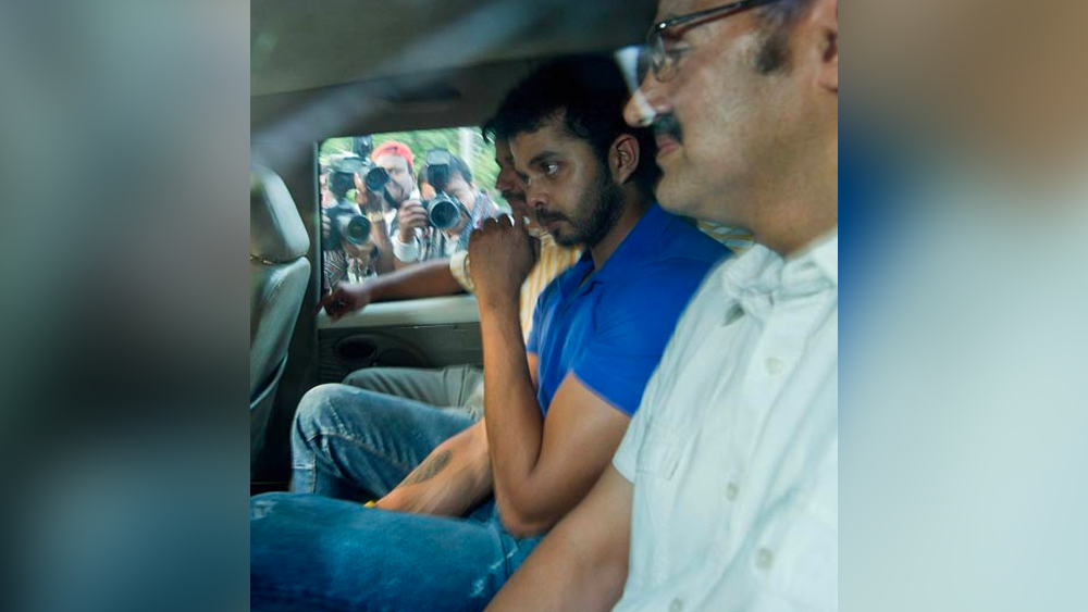 দিল্লি পুলিশের দাবি, শ্রীসন্থ মুম্বইয়ের কার্টার রোডে একটি পাঁচতারা হোটেলের সামনে এসইউইভি-তে এক মহিলার সঙ্গে মদ্যপ অবস্থায় ছিলেন। তিনি প্রথমে ভেবেছিলেন তাঁকে মদ্যপ অবস্থায় থাকার জন্য গ্রেফতার করা হচ্ছে।