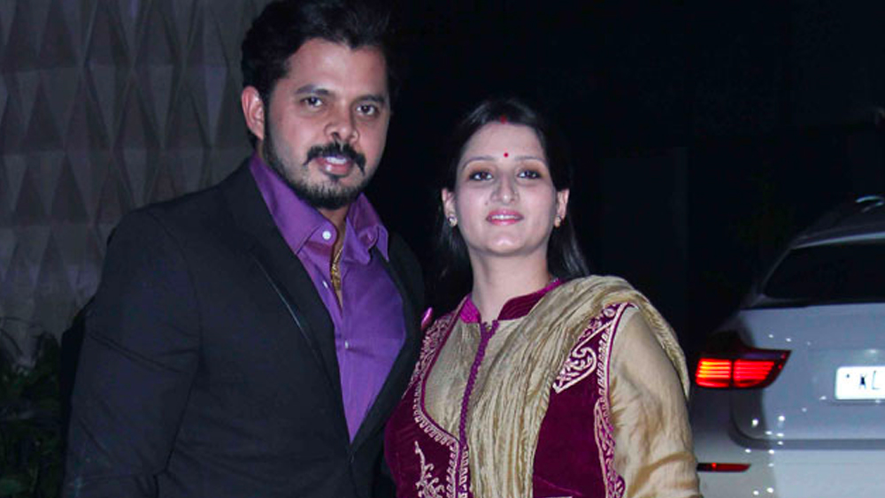 ক্রিকেটের বাইরে থাকা শ্রীসন্থকে নানা ভাবে অনুপ্রেরণা জোগাতেন ভুবনেশ্রী। তখন থেকেই তাঁর প্রতি শ্রীসন্থের মন দুর্বল হতে থাকে। তাঁর মনের ভাব বুঝেই সম্বন্ধ ঠিক করেন বাড়ির লোক। তবে বিয়ের ছাদনাতলাতেই তিনি প্রথম ভুবনেশ্বরীর হাত ধরেছিলেন। স্মৃতিচারণা করেছেন শ্রীসন্থ।