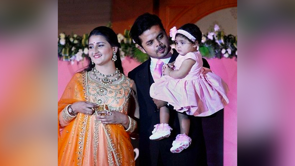 এ সব ক্রিকেটীয় পরিসংখ্যান থেকে বহু দূরে শ্রীসন্থের জীবন এখন আবর্তিত হয় স্ত্রী ভুবনেশ্বরী এবং মেয়ে সন্বিকা ও ছেলে সূর্যশ্রীকে ঘিরে। অন্য সম্পর্ক এবং বিতর্কও বিশেষ হানা দেয়নি তাঁর বিবাহিত জীবনে।