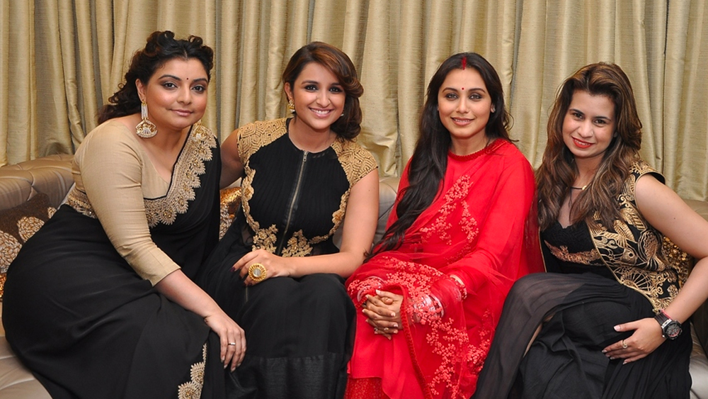 না ইনভেস্টমেন্ট ব্যাঙ্কার হতে পারলেন, না ফিল্ম কেরিয়ারেও শিখরে উঠতে পারলেন। রানি মুখোপাধ্যায়ের পিআর থেকে বলিউডে যাত্রা শুরু করা পরিণীতি চোপড়া খুব অল্প সময়ের মধ্যেই যেন হারিয়ে গেলেন প্রতিযোগিতা থেকে।