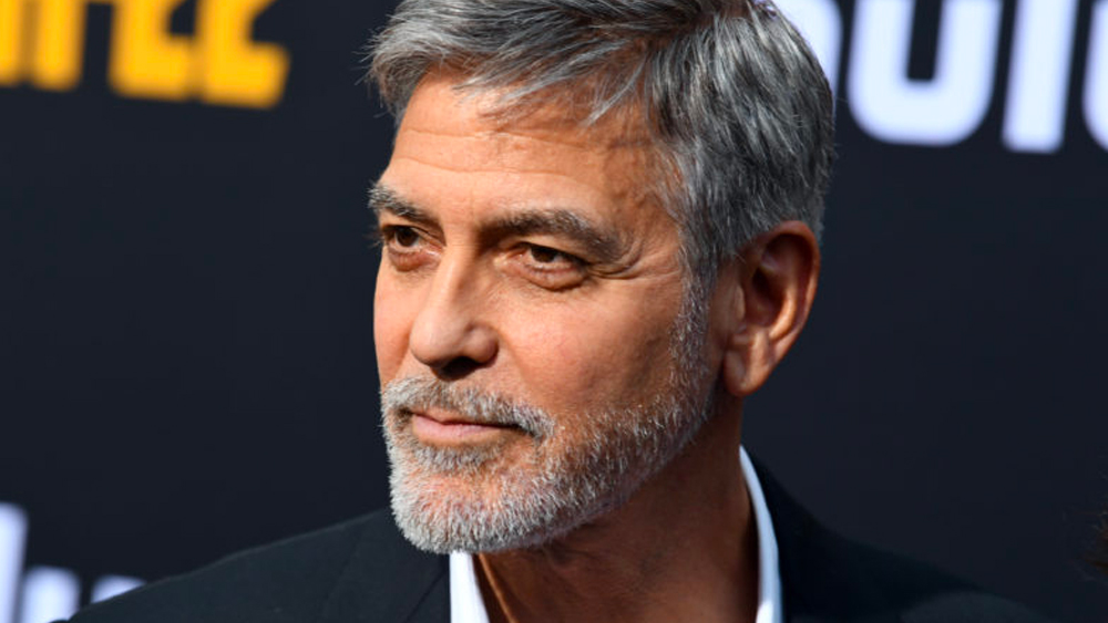 নিজের ১৪ জন বন্ধুকে তিনি ১০ লক্ষ ডলার করে দিয়ে সাহায্য করেছেন! ভারতীয় মুদ্রায় যা প্রায় ৭ কোটি ৪০ লক্ষ টাকা! ঠিকই পড়ছেন। একটা সময় এটা নিয়ে বিস্তর গুঞ্জন হয়েছিল। কিন্তু ক্লুনি অবশ্য এটা নিয়ে কোনও দিন কিছু বলেননি। সম্প্রতি এক সাক্ষাৎকারে তিনি বিষয়টি স্বীকার করলেন।