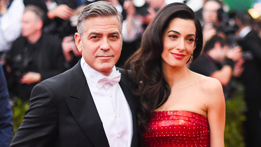 সেটা ছিল ২০১৩ সাল। সে সময়েই তাঁর স্ত্রী আমাল আলামু্দ্দিনের সঙ্গে তাঁর পরিচয়। আইনজীবী হিসেবে যথেষ্টই সুনাম রয়েছে আমালের। মানবাধিকার কর্মী হিসেবেও কাজ করেন তিনি। উইকিলিকস-এর প্রতিষ্ঠাতা জুলিয়ান অ্যাসেঞ্জ আমালের মক্কেল ছিলেন।