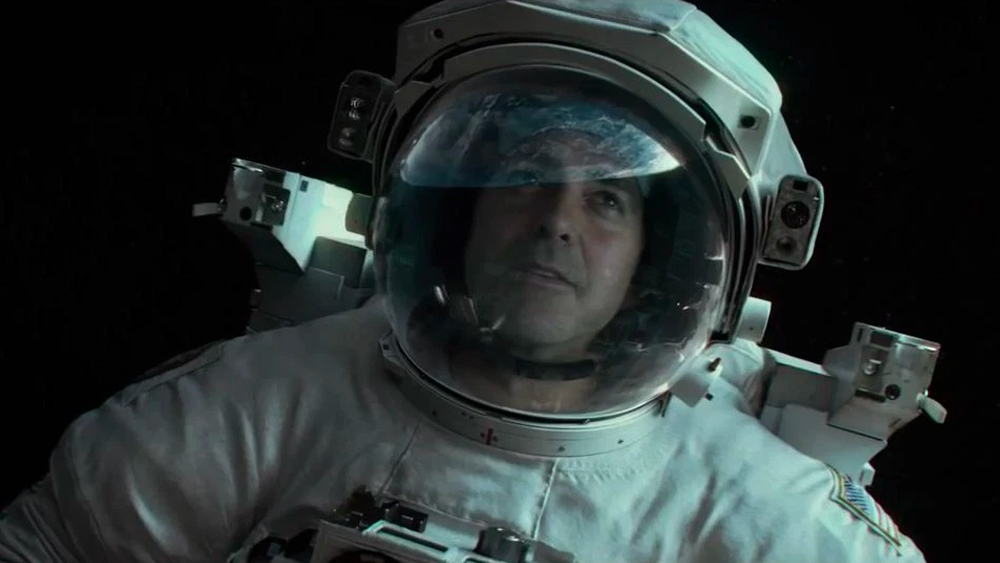 তাঁর কাছে ওই বন্ধুরাই ছিলেন পরিবার। ৩৫ বছর ধরে বন্ধুরা তাঁর পাশে পরিবারের মতোই ছিলেন। ২০১৩ সালের ‘গ্রাভিটি’ সুপারহিট হওয়ার পরই বন্ধুদের ওই টাকা দেওয়ার সিদ্ধান্ত নেন তিনি।