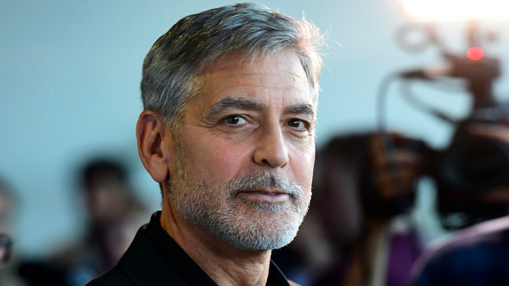 সেই ১৪ জন কাছের বন্ধুকে ১৪টি ব্যাগে ১০ লক্ষ ডলার করে দিয়ে দেন। সারা জীবন পরিবারের মতো পাশে থাকার ‘যৎসামান্য’ প্রতিদান ছিল এটা।