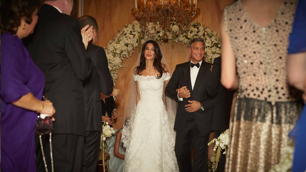 ২০১৩ সালে বন্ধুদের ওই টাকা দেওয়ার ঠিক এক বছর পরই ২০১৪ সালের ২৭ সেপ্টেম্বর ৫৪ বছরের ক্লুনি বিয়ে করেছিলেন ৩৬ বছরের আমালকে। ক্লুনির ব্যক্তিগত জীবনে এই বিয়ে সৌভাগ্যের প্রতীক।