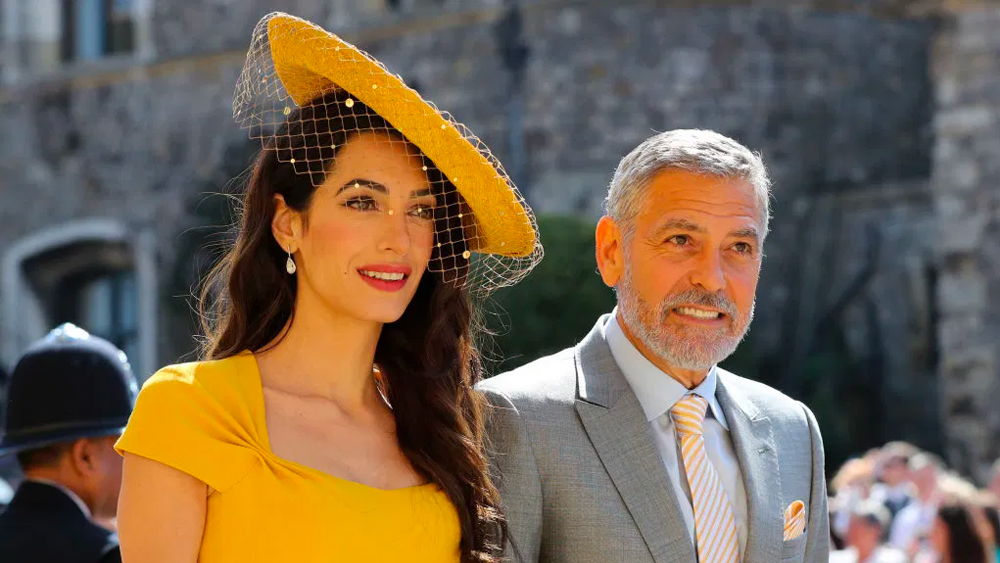 সেই রয়্যাল ওয়েডিং ঘিরে সে সময় যথেষ্ট শোরগোল পড়েছিল বিনোদন দুনিয়ায়। যদিও পরে শোনা গিয়েছিল, দু’বছরের দাম্পত্যে আমাল সন্তান চেয়েছিলেন। কিন্তু ক্লুনি তাতে রাজি হননি। তার পর ৩০ কোটি ডলারের সমঝোতায় তাঁদের ডিভোর্সের খবরও সামনে আসে।