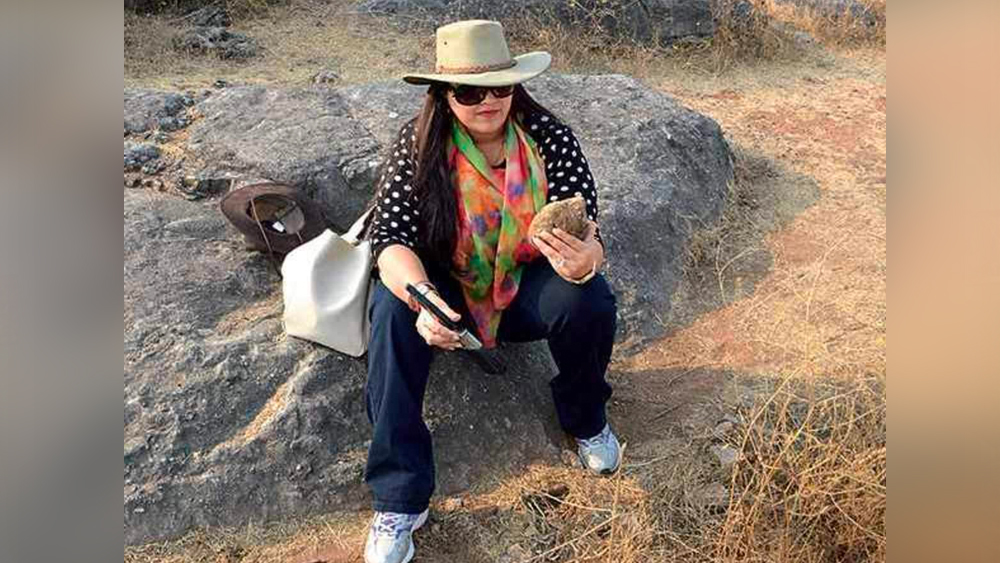 এই ধরনের নামের কারণ গুজরাতের খিরা জেলার রাইয়োলি গ্রামে বছরের পর বছর ধরে ডাইনোসরের ডিম আগলে রেখেছেন তিনি!