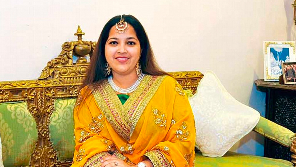 ‘জুরাসিক পার্ক’ ফিল্মের ভক্ত আলিয়ার কৌতূহল তখন আরও কয়েক গুণ বেড়ে যায়। মূলত তার পর থেকেই ডাইনোসর নিয়ে তাঁর গবেষণা শুরু।